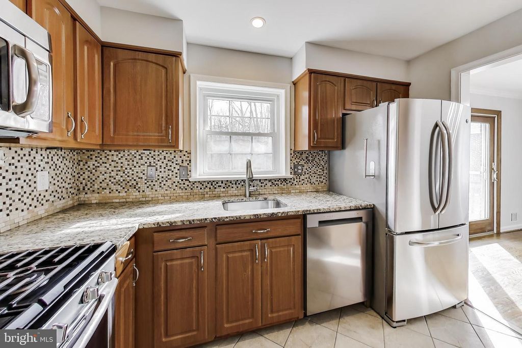 Image 11 of property listing at 5300 EASTON DR, Springfield, VA 22151