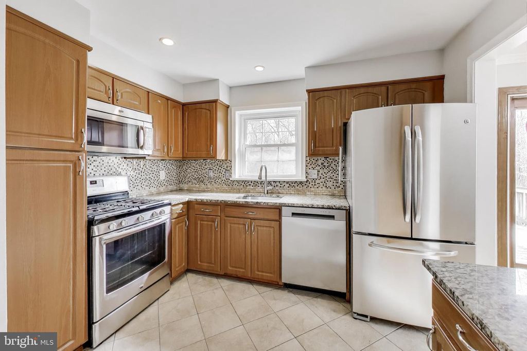 Image 12 of property listing at 5300 EASTON DR, Springfield, VA 22151