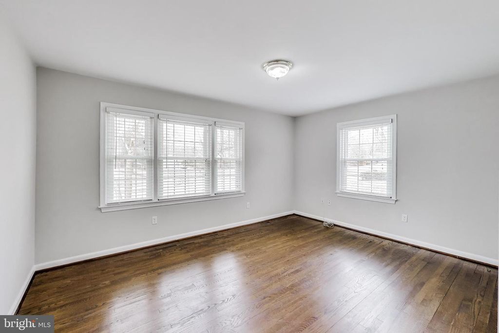 Image 15 of property listing at 5300 EASTON DR, Springfield, VA 22151