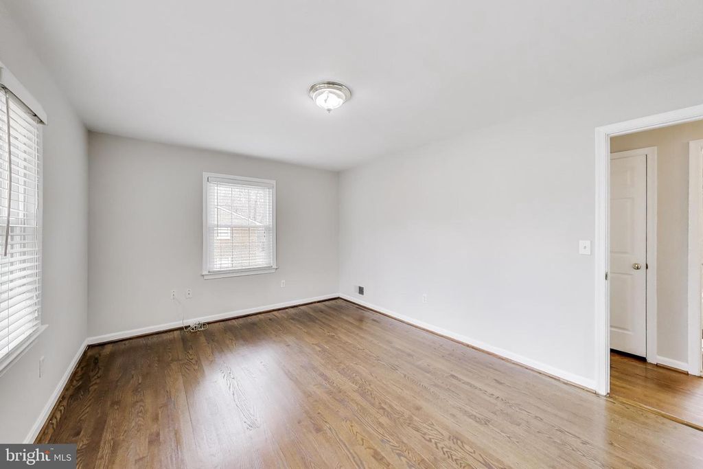 Image 16 of property listing at 5300 EASTON DR, Springfield, VA 22151