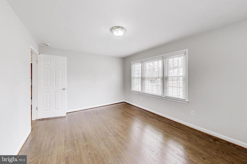 Image 17 of property listing at 5300 EASTON DR, Springfield, VA 22151