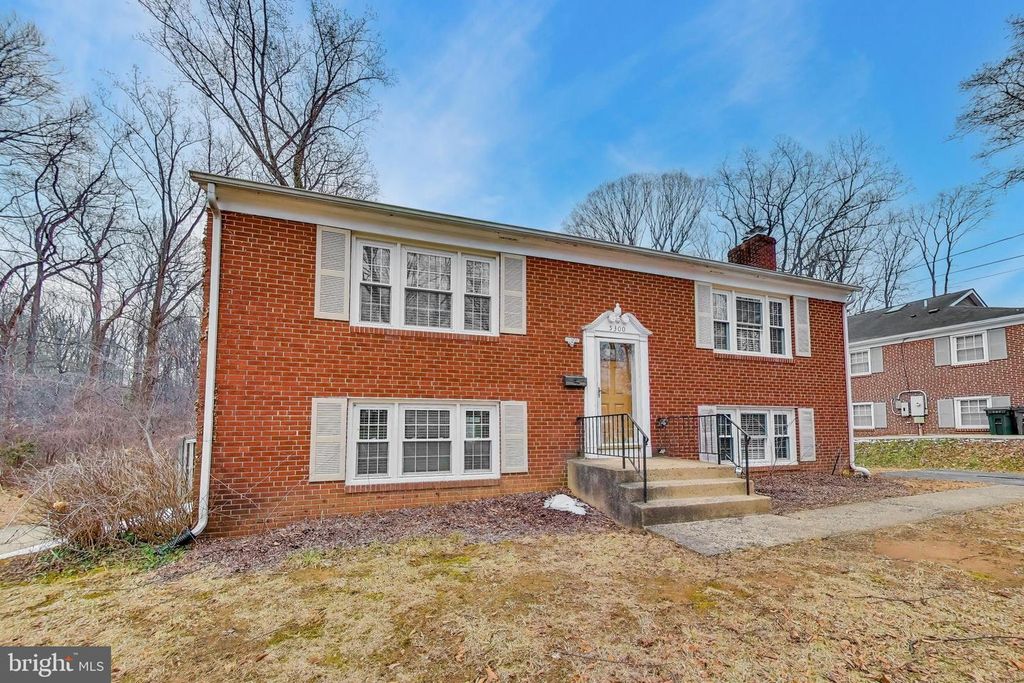 Image 2 of property listing at 5300 EASTON DR, Springfield, VA 22151