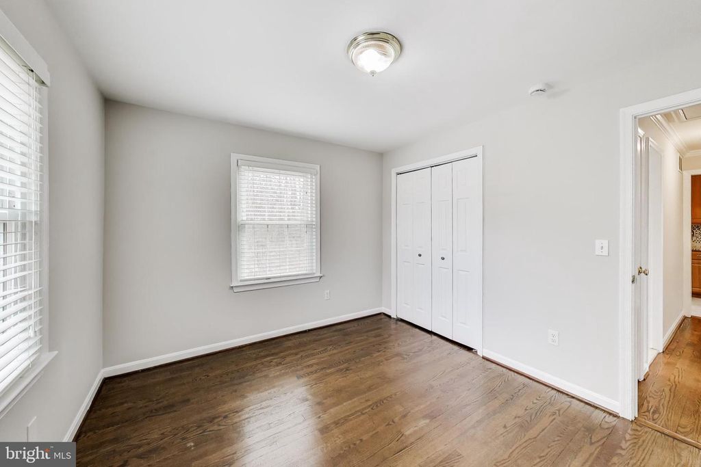 Image 20 of property listing at 5300 EASTON DR, Springfield, VA 22151