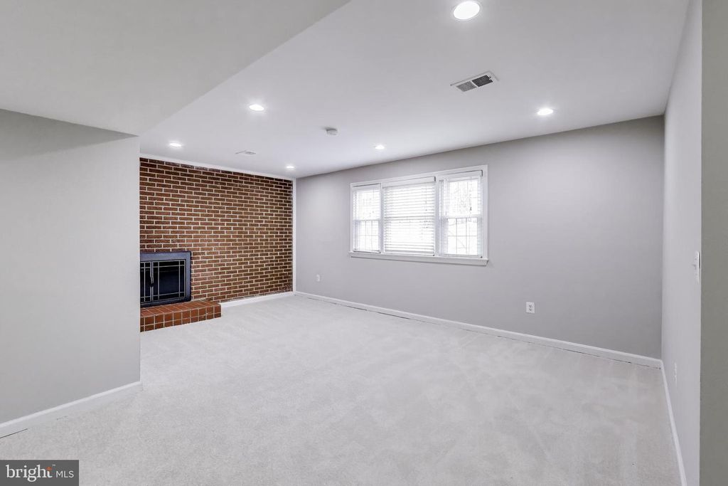 Image 25 of property listing at 5300 EASTON DR, Springfield, VA 22151