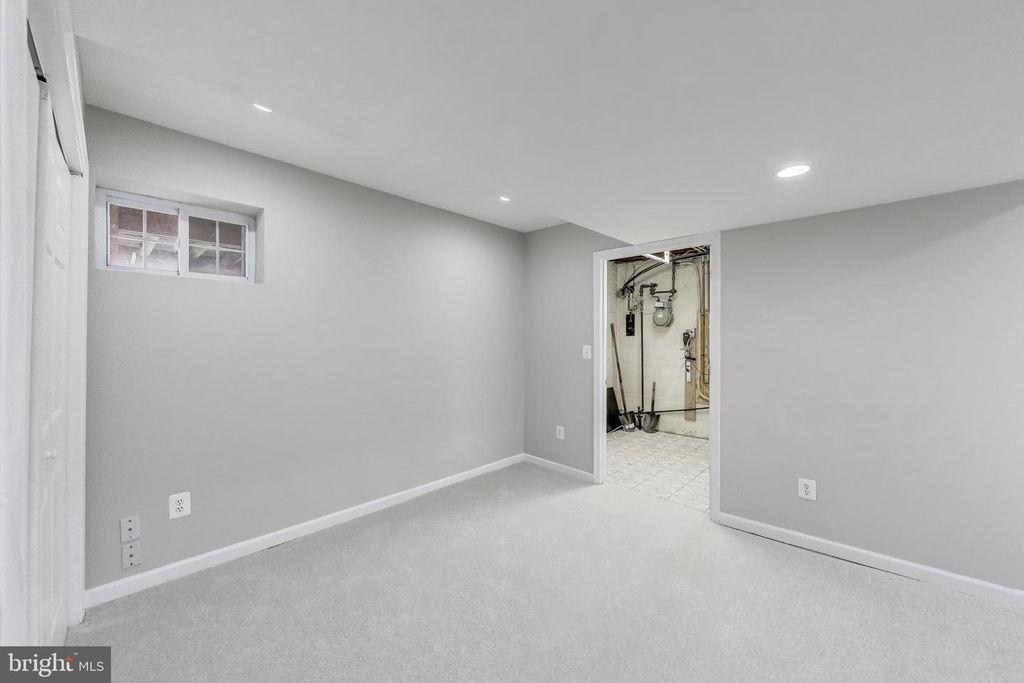 Image 28 of property listing at 5300 EASTON DR, Springfield, VA 22151