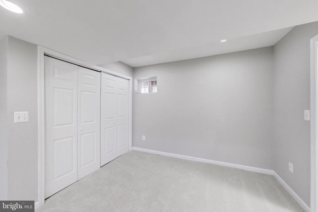 Image 29 of property listing at 5300 EASTON DR, Springfield, VA 22151