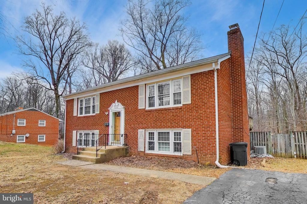 Image 3 of property listing at 5300 EASTON DR, Springfield, VA 22151