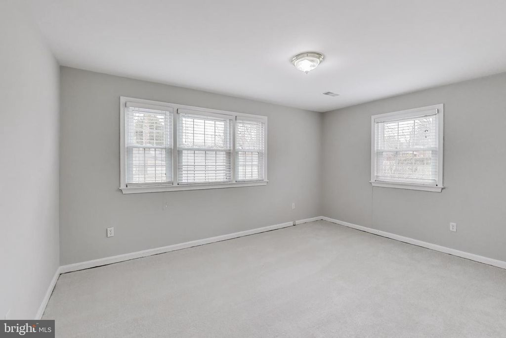 Image 31 of property listing at 5300 EASTON DR, Springfield, VA 22151
