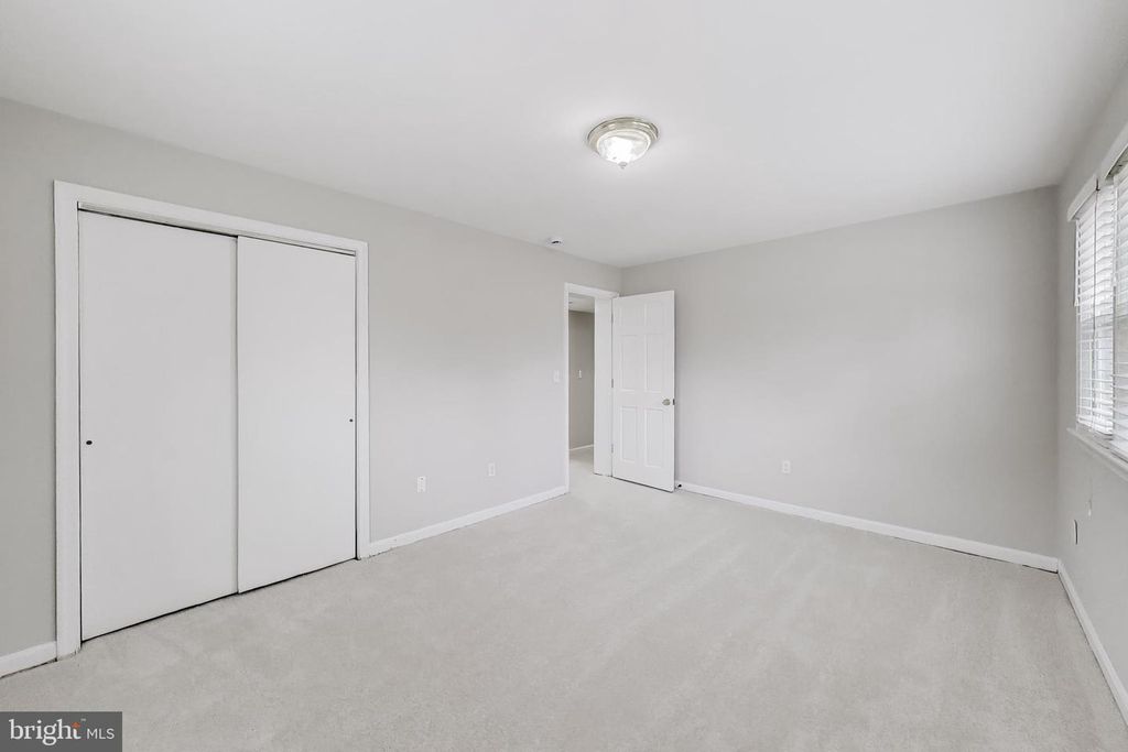 Image 33 of property listing at 5300 EASTON DR, Springfield, VA 22151