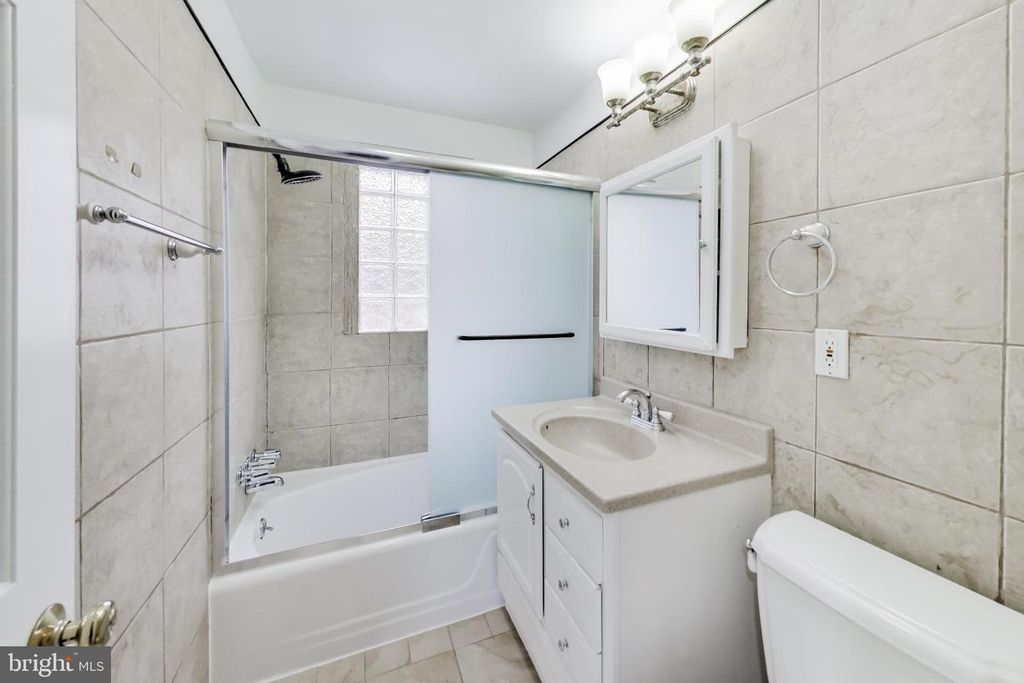 Image 39 of property listing at 5300 EASTON DR, Springfield, VA 22151