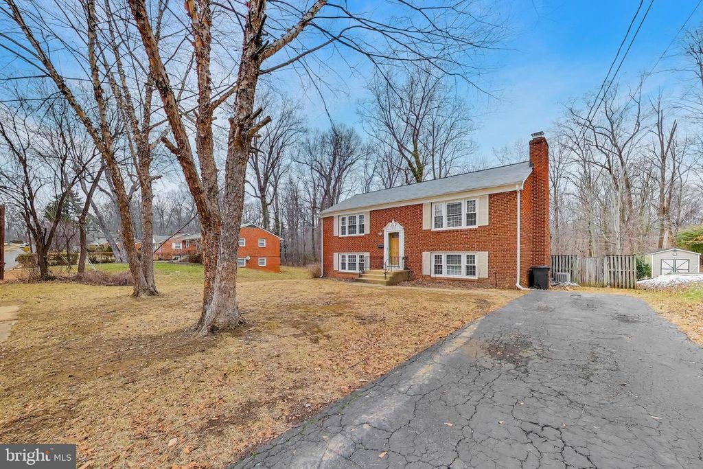 Image 4 of property listing at 5300 EASTON DR, Springfield, VA 22151