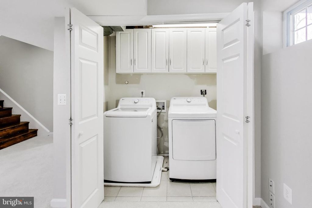 Image 42 of property listing at 5300 EASTON DR, Springfield, VA 22151