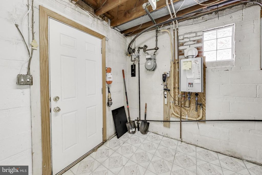 Image 43 of property listing at 5300 EASTON DR, Springfield, VA 22151