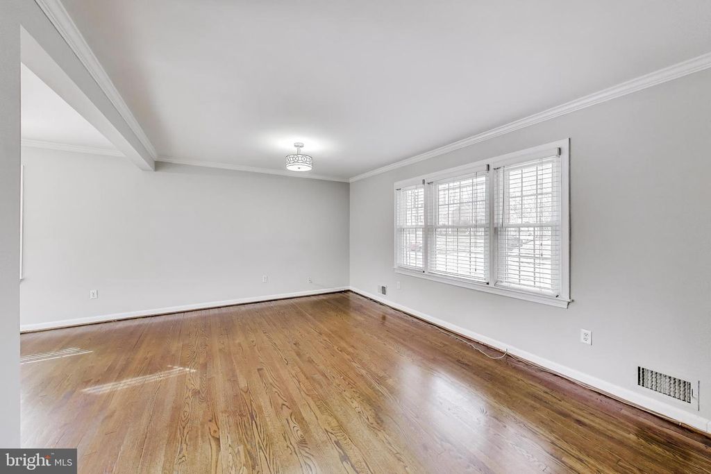 Image 5 of property listing at 5300 EASTON DR, Springfield, VA 22151