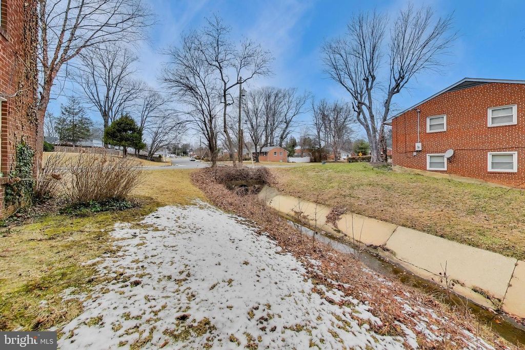 Image 58 of property listing at 5300 EASTON DR, Springfield, VA 22151