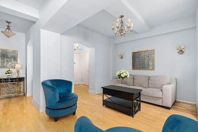 340 W 57th St Apt 8B, New York City, NY 10019