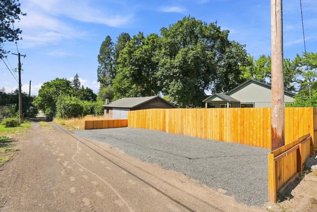 614 E A St, Deer Park, WA 99006