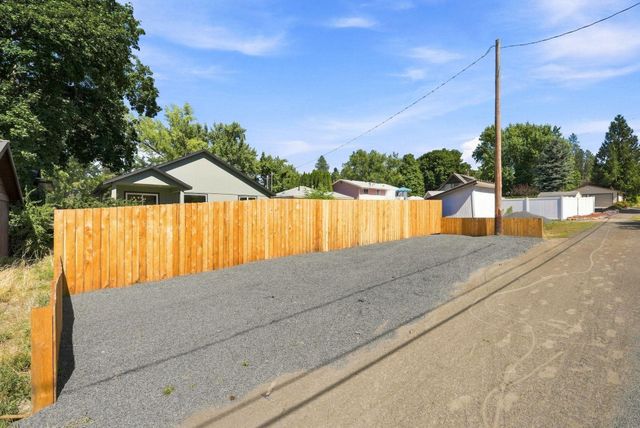 614 E A St, Deer Park, WA 99006