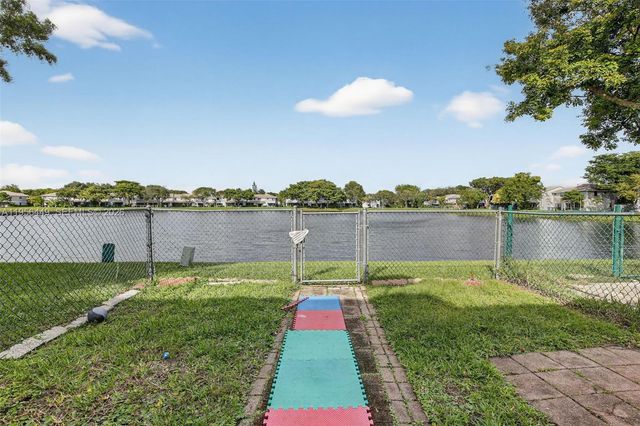 10431 NW 3rd St, Pembroke Pines, FL 33026