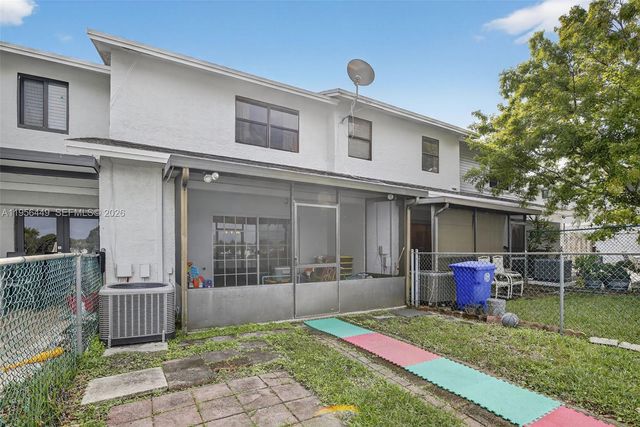 10431 NW 3rd St, Pembroke Pines, FL 33026