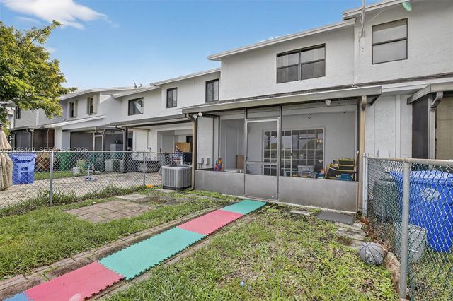 10431 NW 3rd St, Pembroke Pines, FL 33026