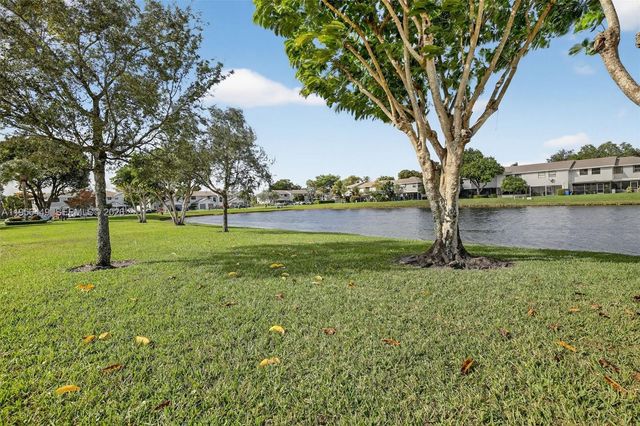 10431 NW 3rd St, Pembroke Pines, FL 33026