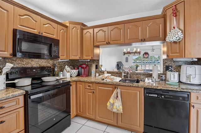 10431 NW 3rd St, Pembroke Pines, FL 33026