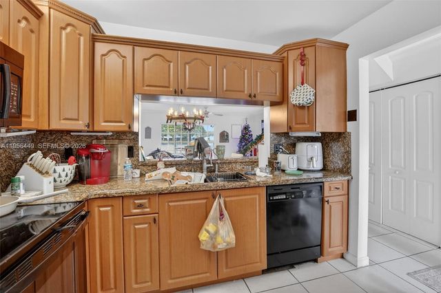 10431 NW 3rd St, Pembroke Pines, FL 33026