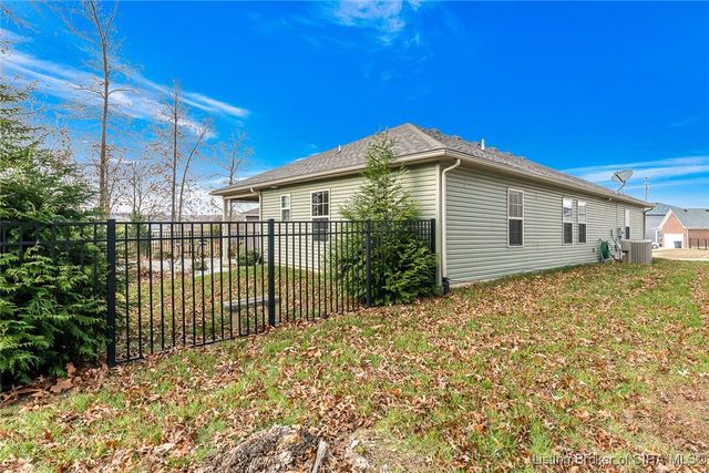 7900 Meyer Loop, Sellersburg, IN 47172