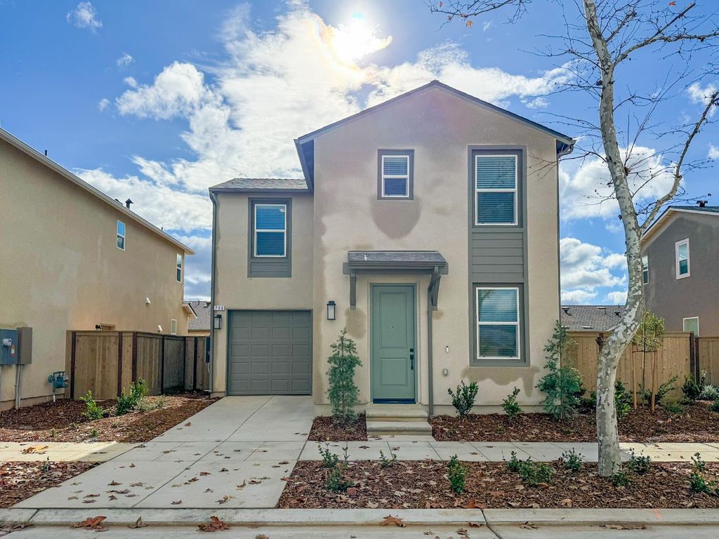 796 Laina Avenue, Madera, CA 93636