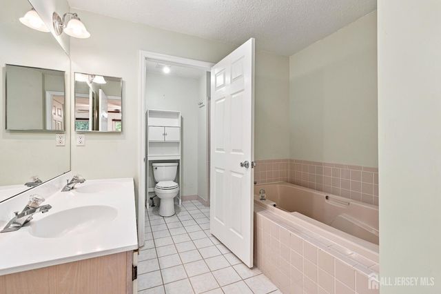 63 Prestwick Way, Edison, NJ 08820
