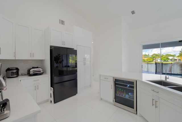 120 Saratoga Boulevard W, Royal Palm Beach, FL 33411