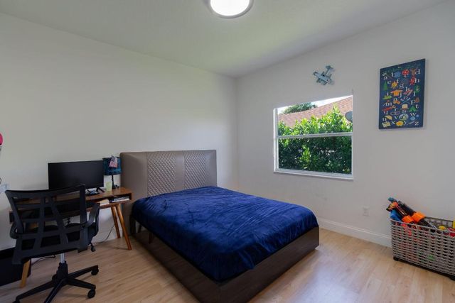 120 Saratoga Boulevard W, Royal Palm Beach, FL 33411