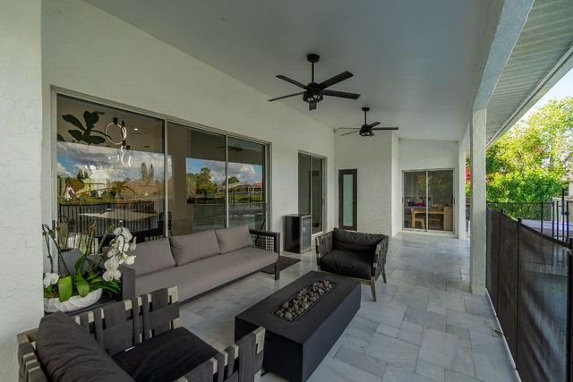 120 Saratoga Boulevard W, Royal Palm Beach, FL 33411