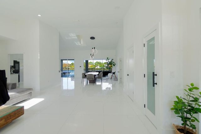 120 Saratoga Boulevard W, Royal Palm Beach, FL 33411