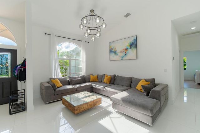 120 Saratoga Boulevard W, Royal Palm Beach, FL 33411