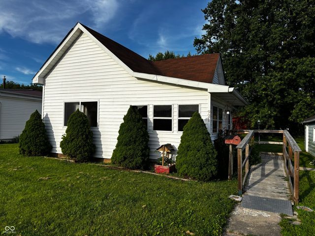 921 N 12th Street, Elwood, IN 46036