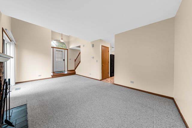 265 Yorkshire Court, Gurnee, IL 60031
