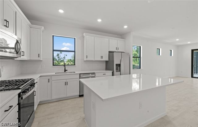 2094 Seville LN, Naples, FL 34120