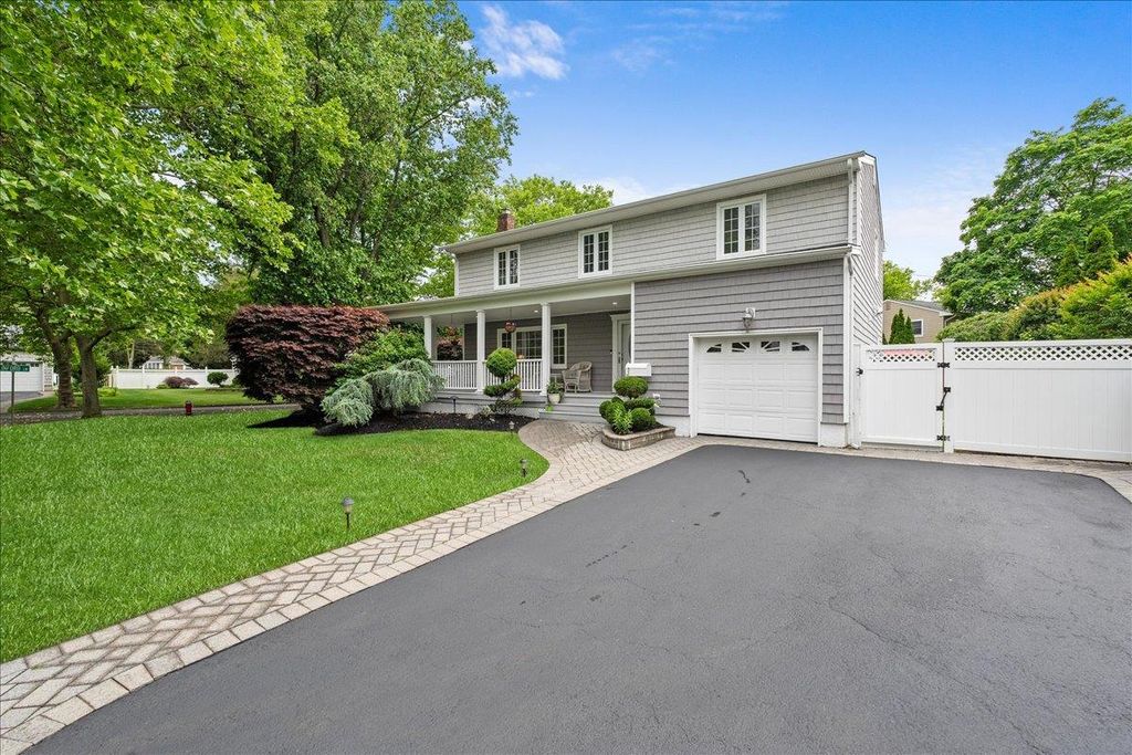 43 Clafford Lane, Melville, NY 11747