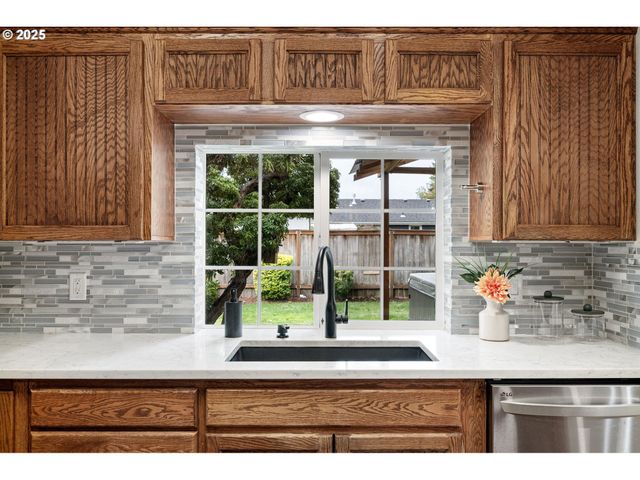 280 ROAN Dr, Eugene, OR 97401