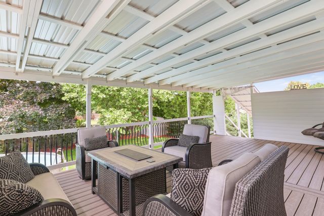 10207 N Arrowhead Dr, Spokane, WA 99208