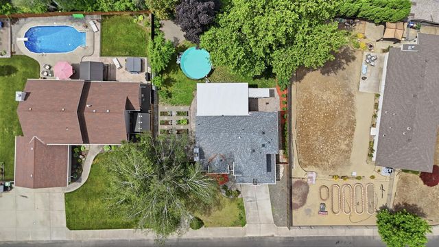 10207 N Arrowhead Dr, Spokane, WA 99208