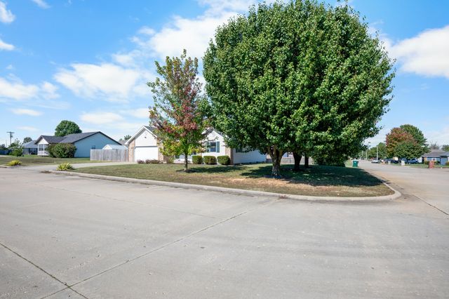 1431 Isdell Street, Bolivar, MO 65613