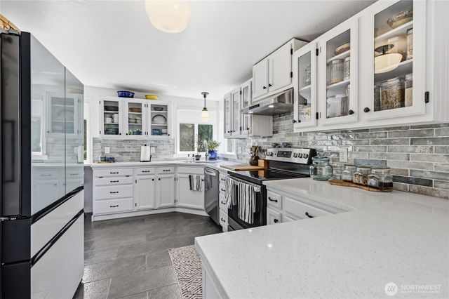 1071 Swanson Way NE, Poulsbo, WA 98370