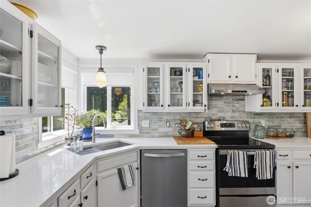 1071 Swanson Way NE, Poulsbo, WA 98370