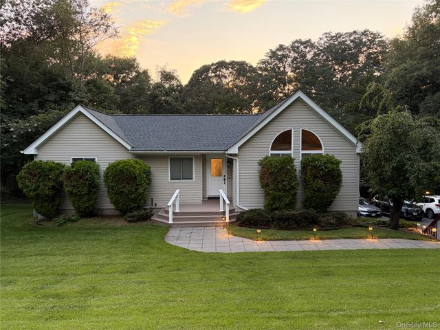 68 Chestnut Street, Mount Sinai, NY 11766