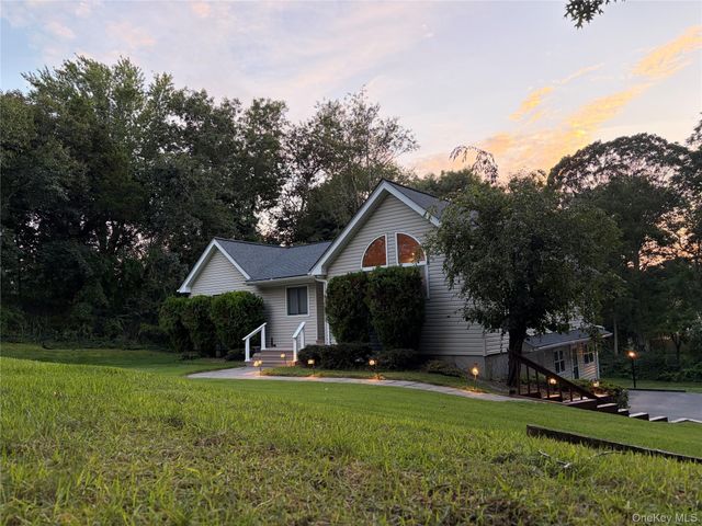 68 Chestnut Street, Mount Sinai, NY 11766