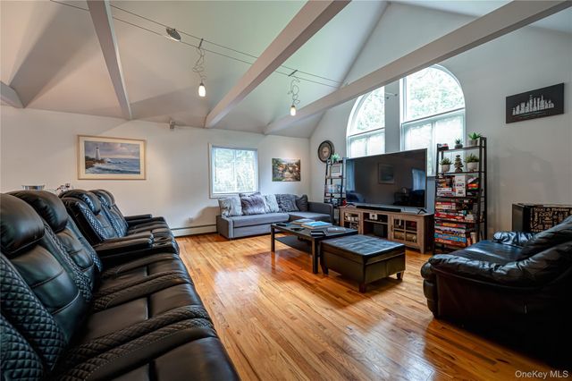 68 Chestnut Street, Mount Sinai, NY 11766