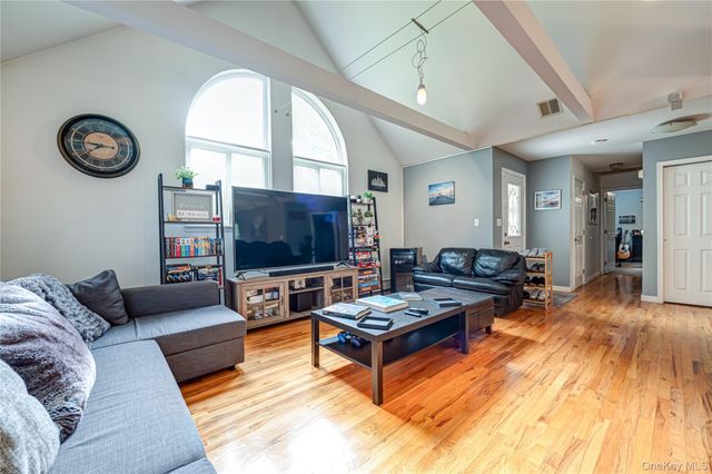 68 Chestnut Street, Mount Sinai, NY 11766